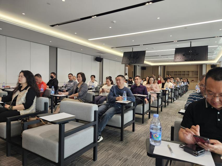 關于參加"DeepSeek+新質生產力"AI實戰培訓的簡報